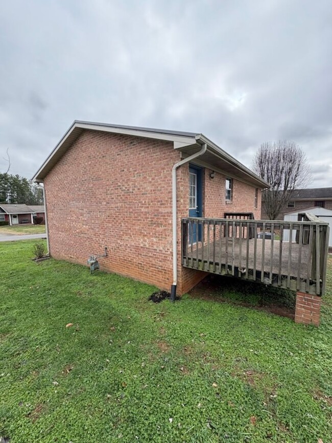 Building Photo - 454 Clearbrook Dr