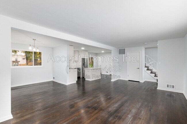 Building Photo - 8613 Kenilworth Dr