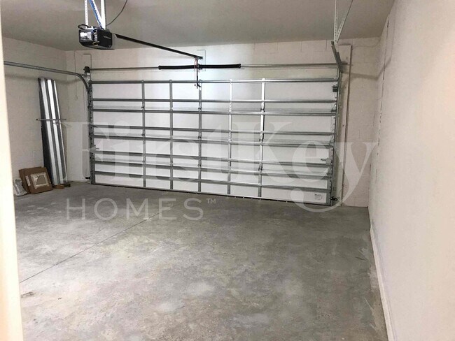 Building Photo - 620 SE 1st Pl