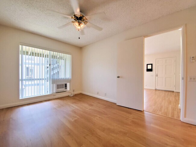 Building Photo - For Rent | 1 bedroom, 1 bath upstairs corner unit located in Sun Rise with 1 assigned parking stall