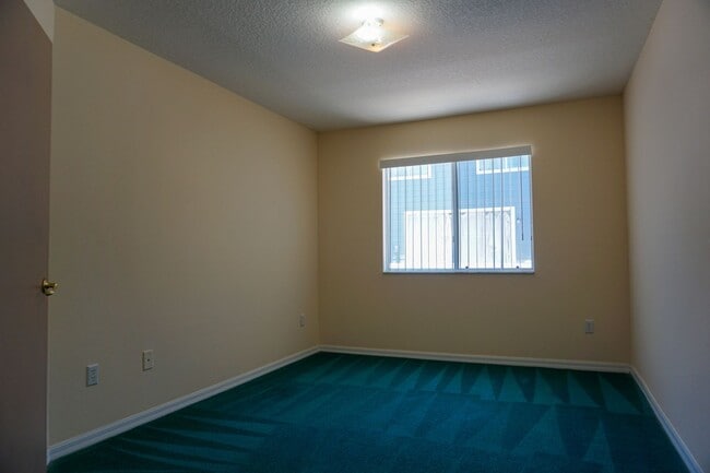 Building Photo - TownHome in Island Club West