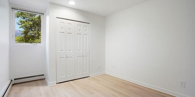 Building Photo - 1000 W Moorhead Cir