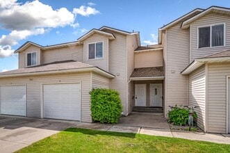 Building Photo - 3 bed 2 bath townhome