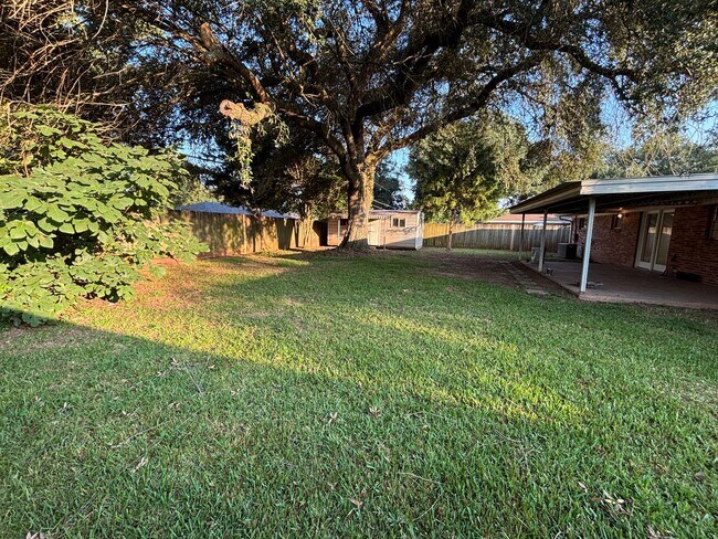 Building Photo - COZY HOME IN SHREVE ISLAND