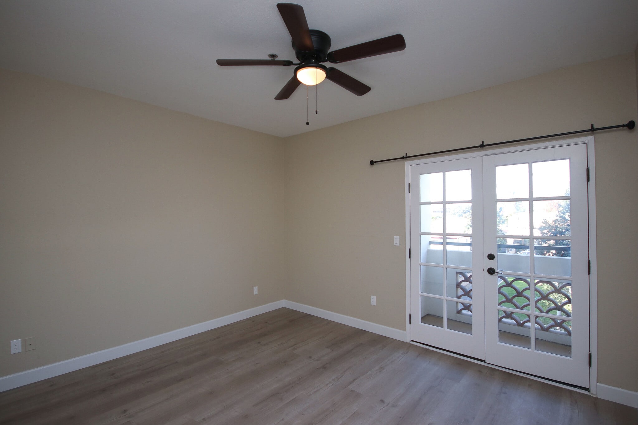 Building Photo - 156 S Oak Knoll Ave