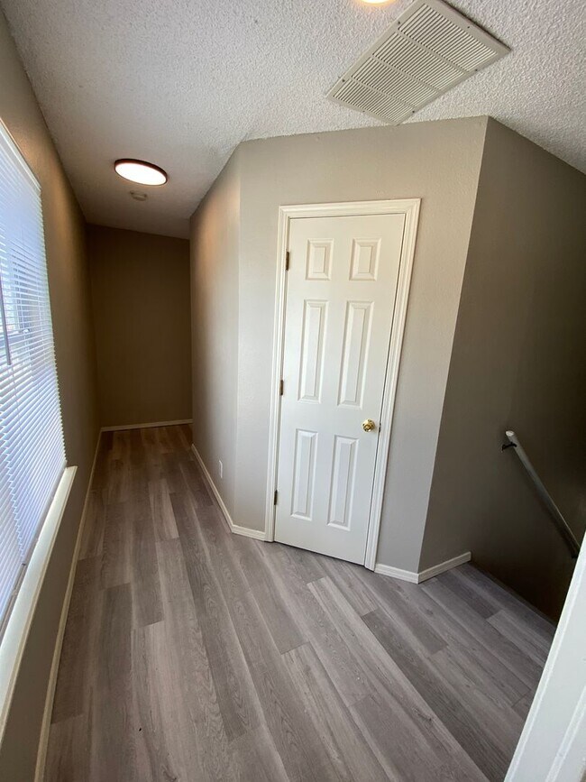 Building Photo - Updated 3 Bedroom, 2-1/2 Bathroom House on a Cul-de-sac