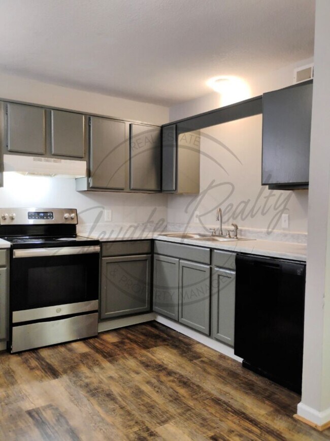 Building Photo - Two Bedroom Townhouse in North Nashville!