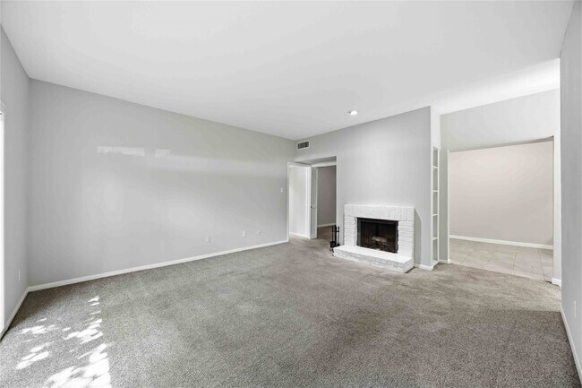 Building Photo - 2100 Tanglewilde St