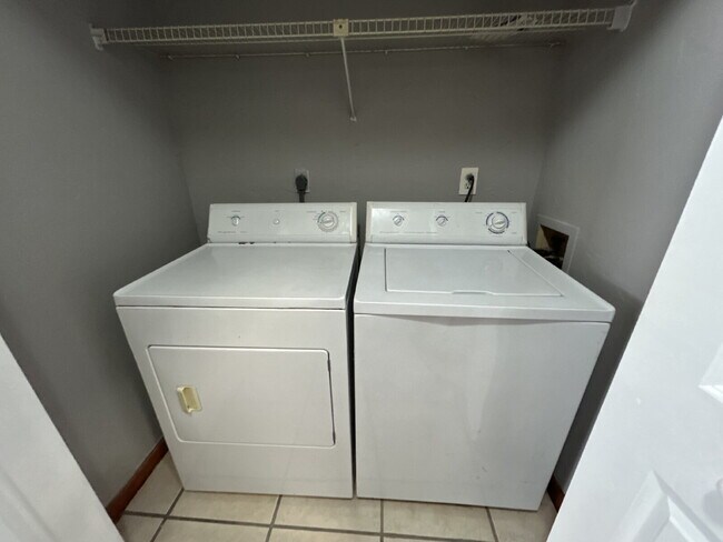 Building Photo - Spacious 1 Bedroom 1 Bathroom! Located Off Ocala Road.