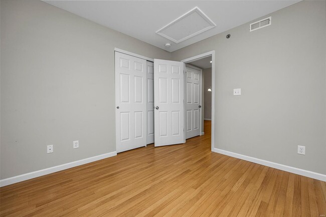 Building Photo - 432 Saravalle Dr