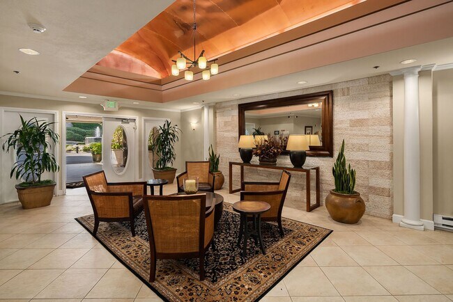 Building Photo - Top Floor Condo with Skyline Views in Merc...
