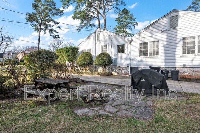 Building Photo - 1542 Somerset Dr