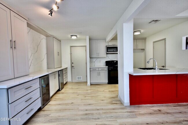 Building Photo - 901 Tepic Dr