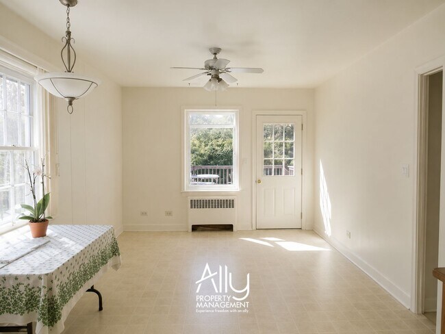 Building Photo - 1605 Cambridge Cir