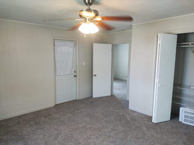 Building Photo - 422 S Oak St