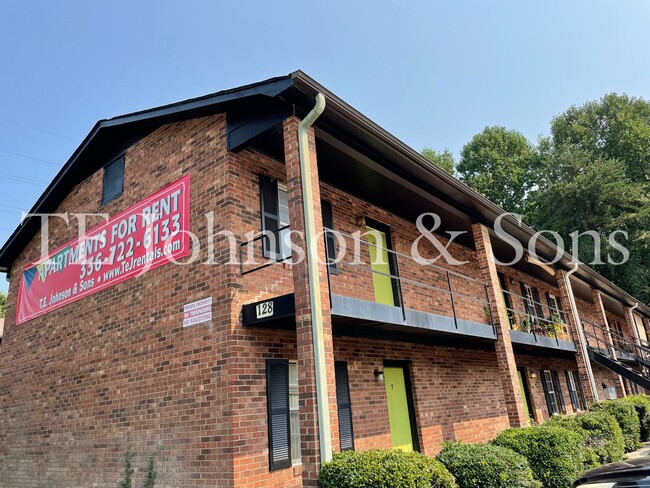 Building Photo - COMFORT, CONVENIENCE AND AFFORDABILITY! Ju...