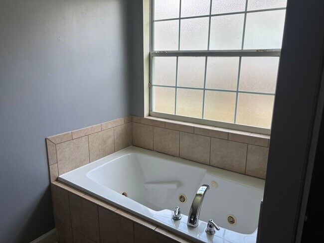 Building Photo - 5261 Montejo Dr