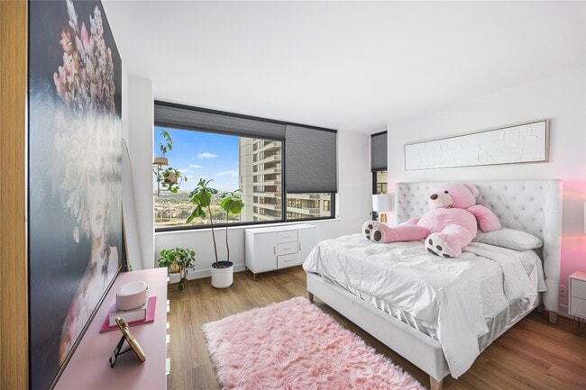 Building Photo - 14 Greenway Plz