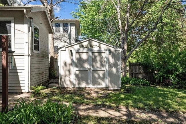 Building Photo - Updated 3 BR/1 BA Single-Family Home in St...