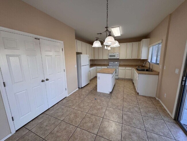 Building Photo - 18 W Desert Vista Trail