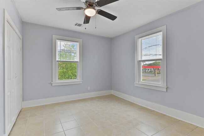 Building Photo - 909 28th St