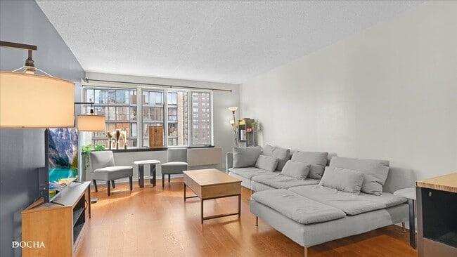 Building Photo - 801 S Plymouth Ct