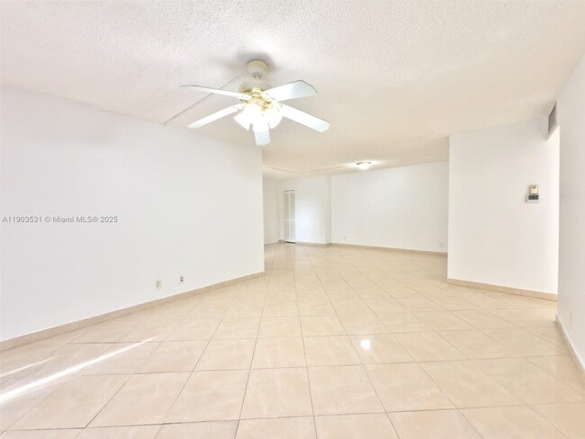 Building Photo - 942 NE 199th St