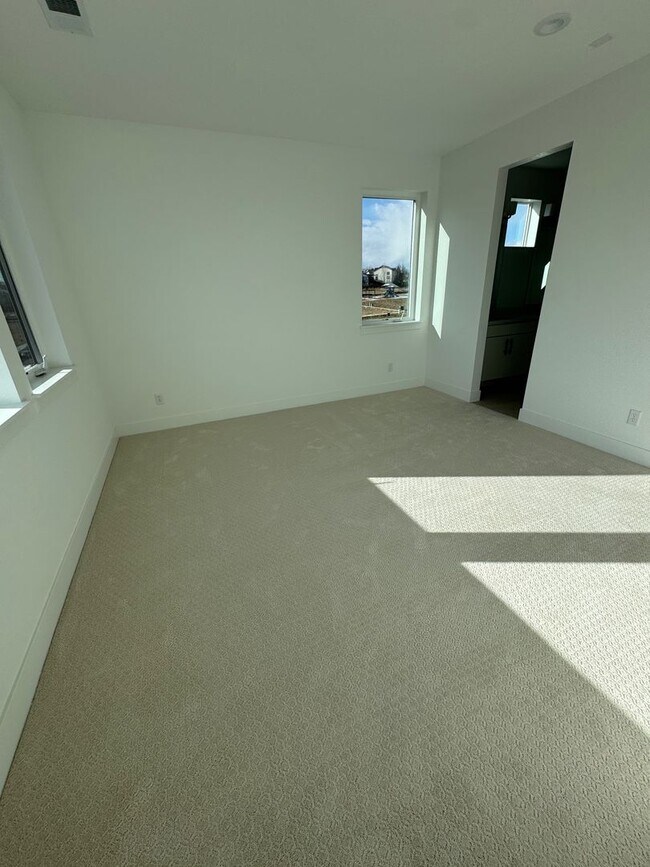 Building Photo - 707 Saddle Dr