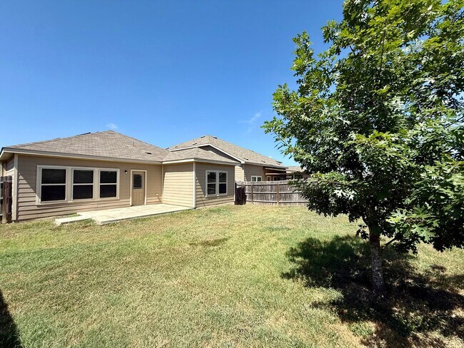 Building Photo - Northeast Crossing Neighborhood. Close to ...