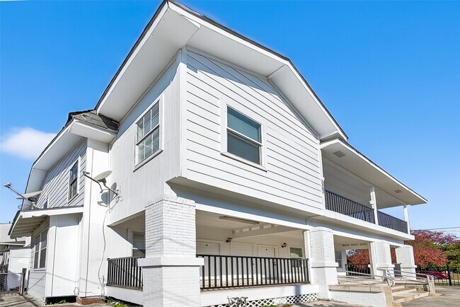 Building Photo - 2202 Hutchins St