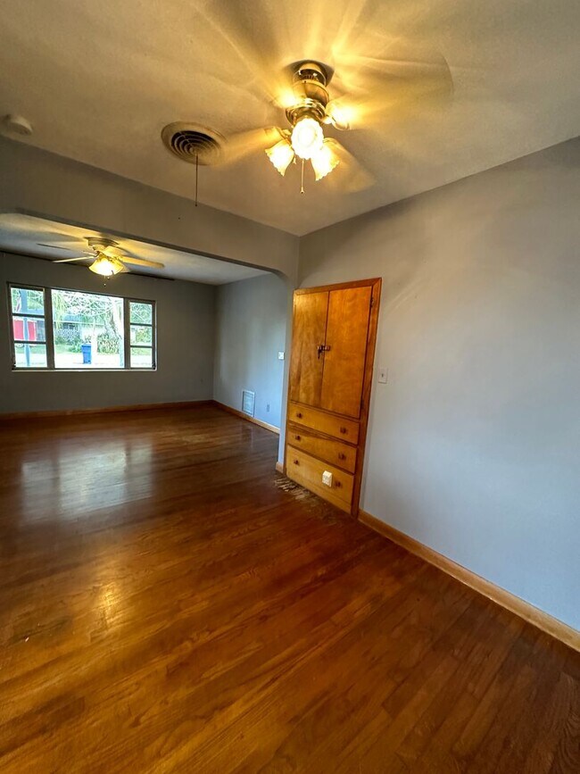 Building Photo - 1400 Carolina Ave