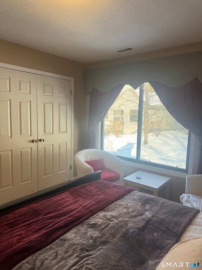 Building Photo - 8 Crossroads Ln