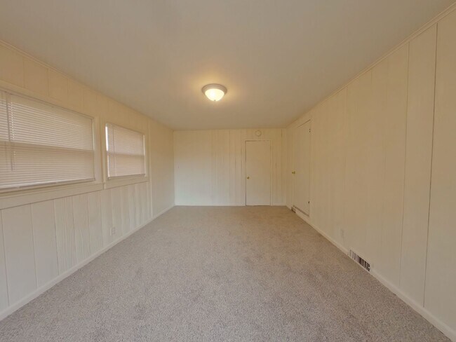 Building Photo - 3 Bedroom Home