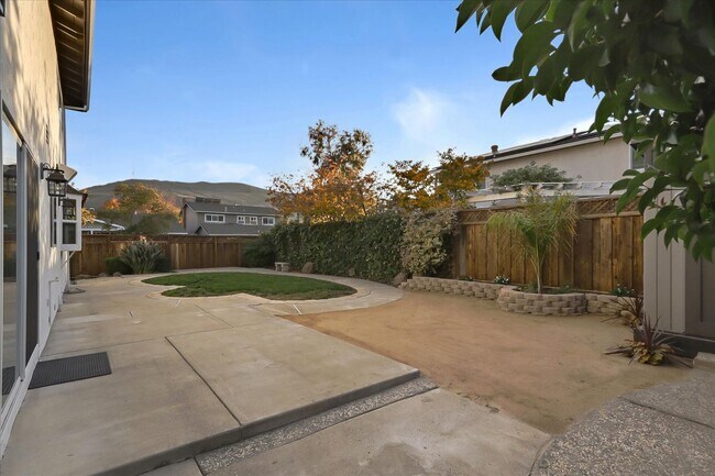 Building Photo - Gorgeous, Spacious and Move In Ready Home!