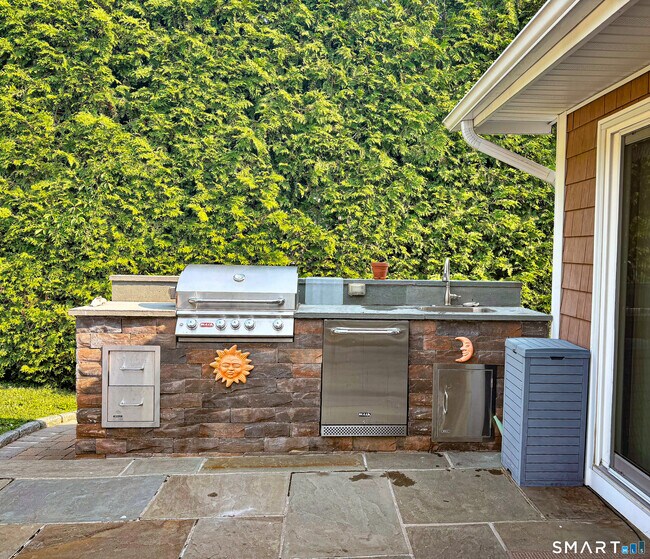 Building Photo - 120 Pilgrim Dr