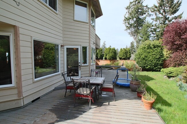 Building Photo - Beautiful 4BR/3BA Home in Steilacoom – Minutes to JBLM