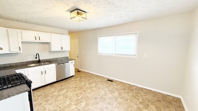 Building Photo - EAST SIDE 3 BEDROOM RANCH UPDATED AND AVAILABLE NOW!