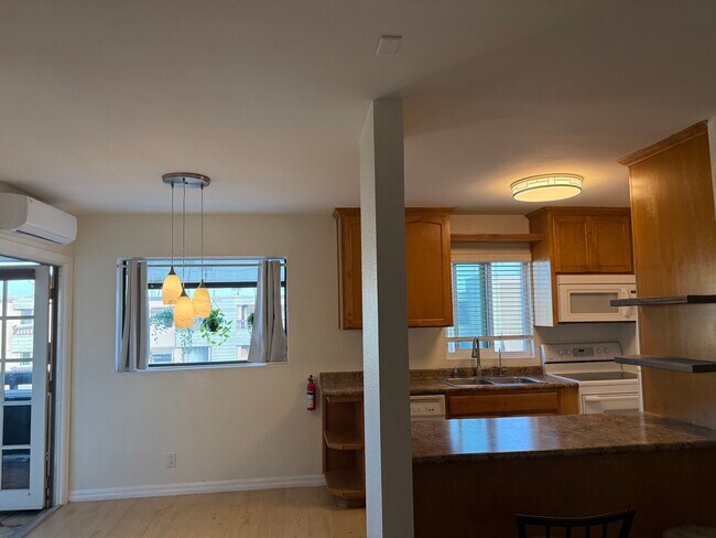 Building Photo - 3142 Midway Dr
