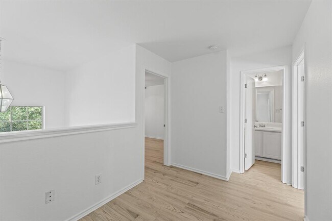 Building Photo - 722 Lavaca Loop