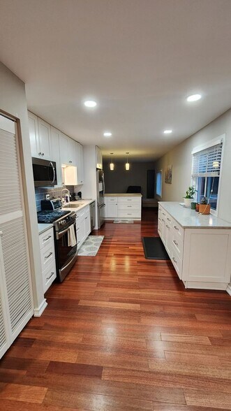 Building Photo - 6693 Foxtree Ave