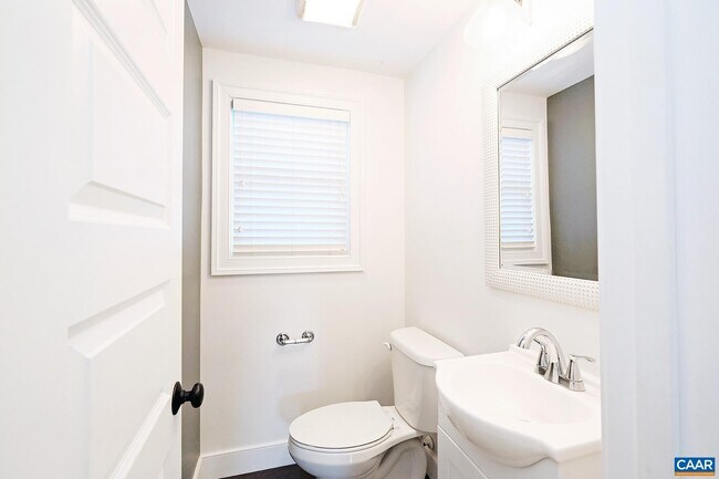 Building Photo - 903 Nassau St