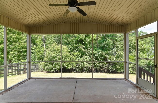 Building Photo - 549 Daventry Ct