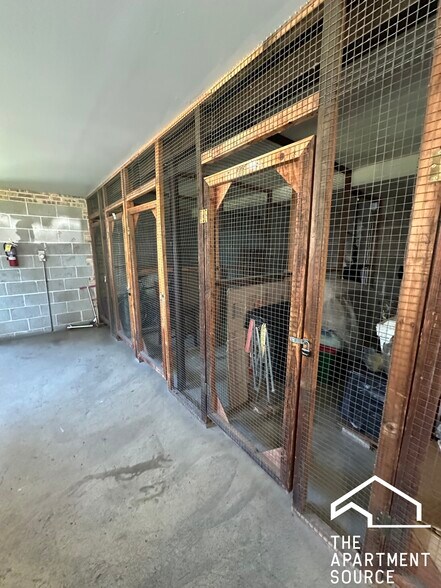 Building Photo - 1639 Oakwood Ave