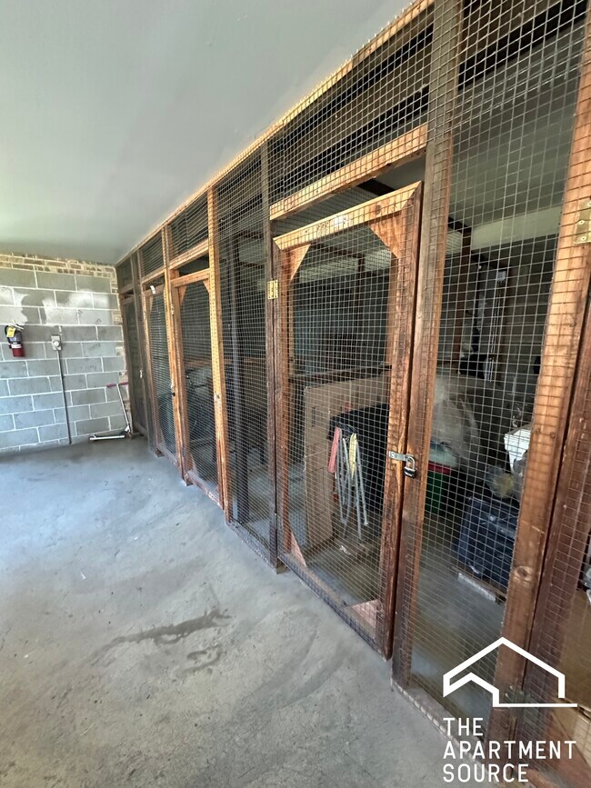 Building Photo - 1639 Oakwood Ave