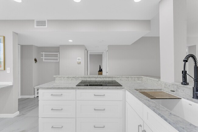 Building Photo - 7192 Huntington Ln