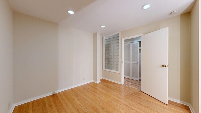 Building Photo - 1860 Jackson St