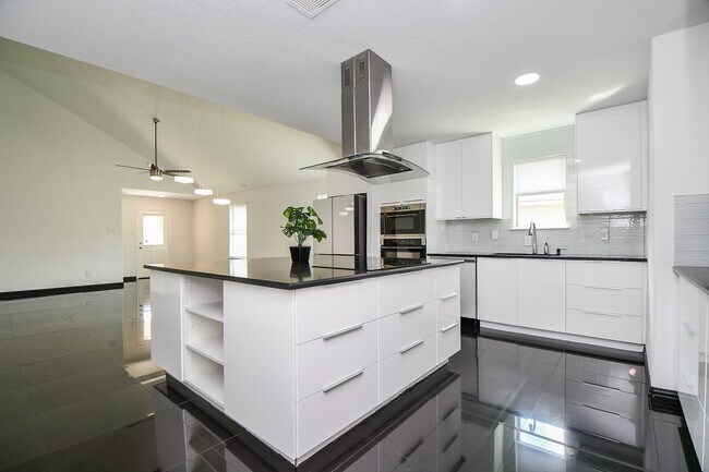 Building Photo - 2015 Treasure Mountain Dr