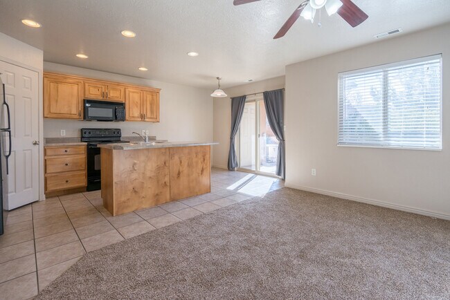 Building Photo - 3155 S Hidden Valley Dr