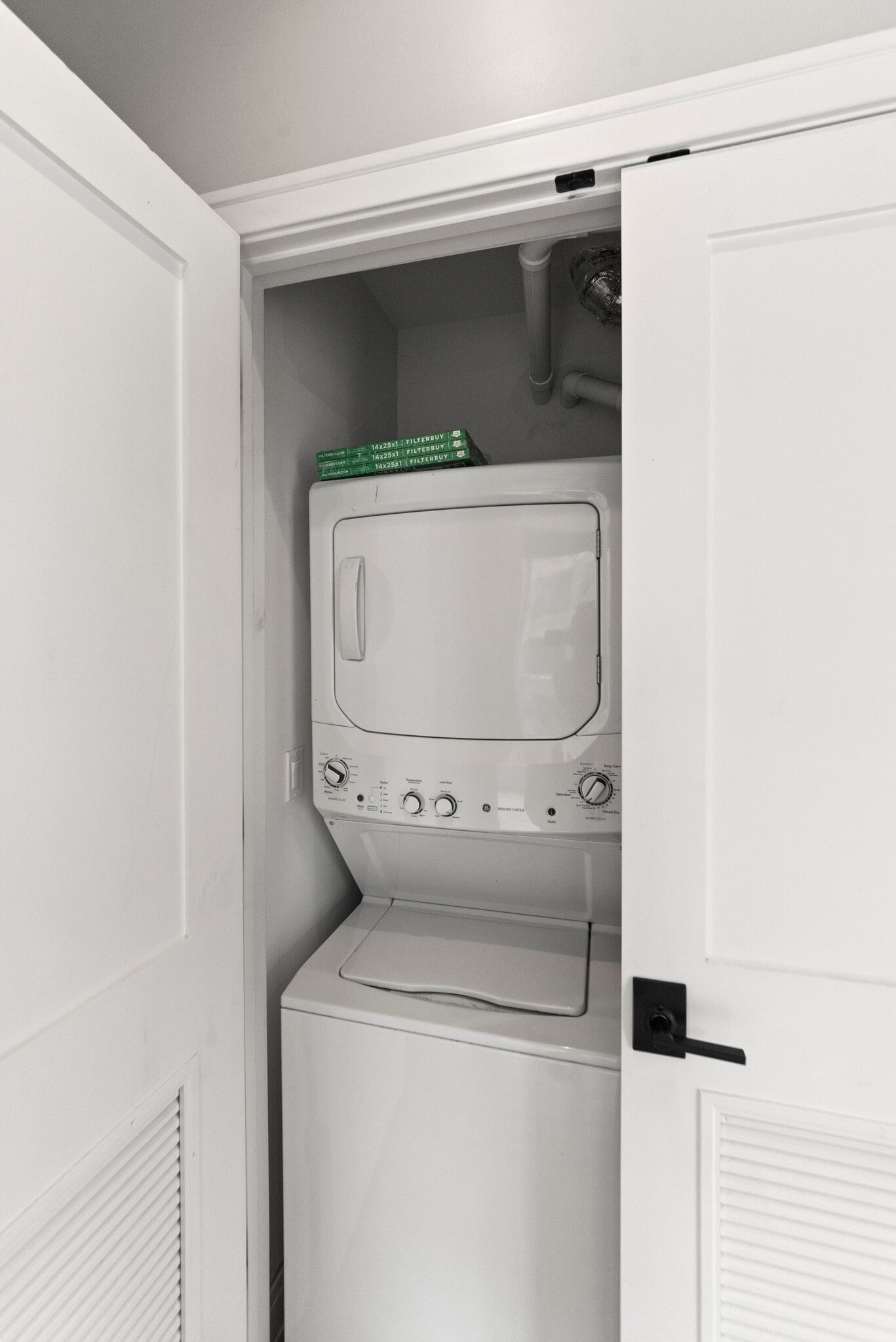 Building Photo - 1050 W Cornelia Ave