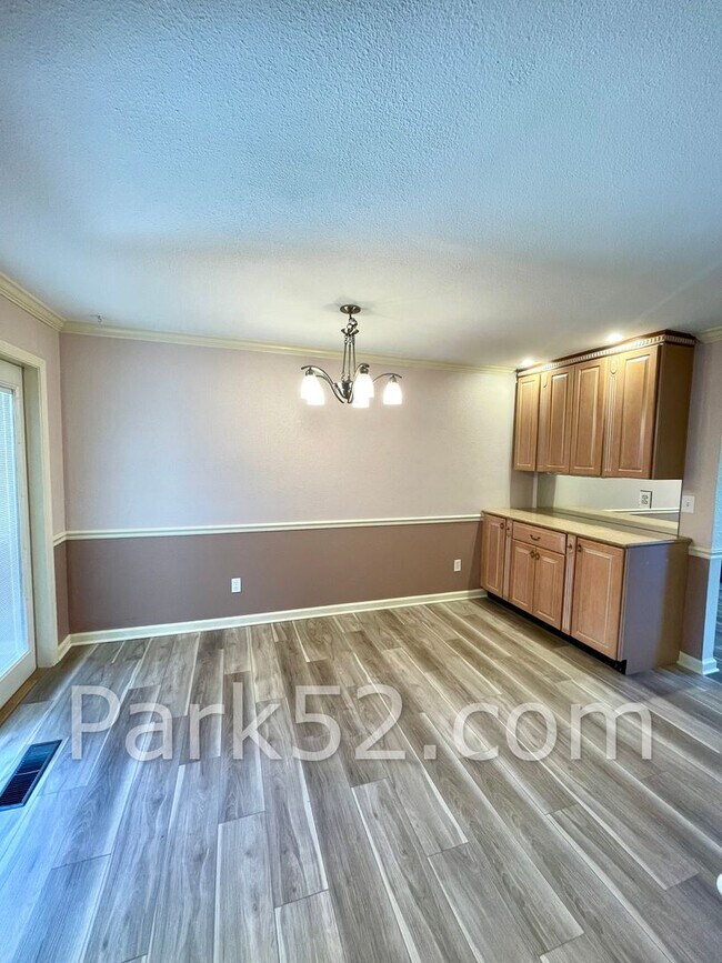 Building Photo - 2 Bedroom Tacoma Townhome